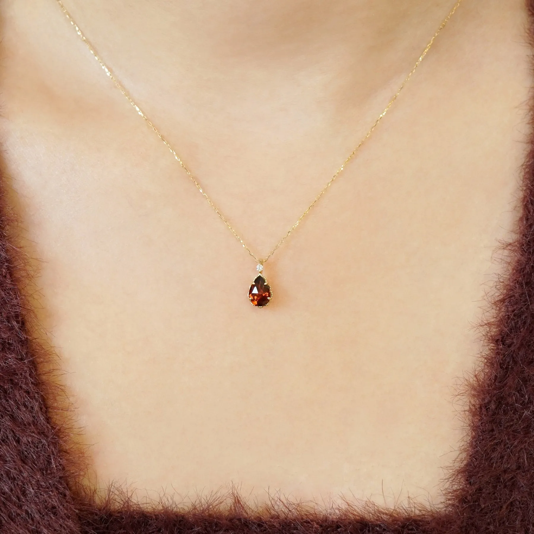 10K Garnet Necklace [Bouquet] (Yellow Gold)