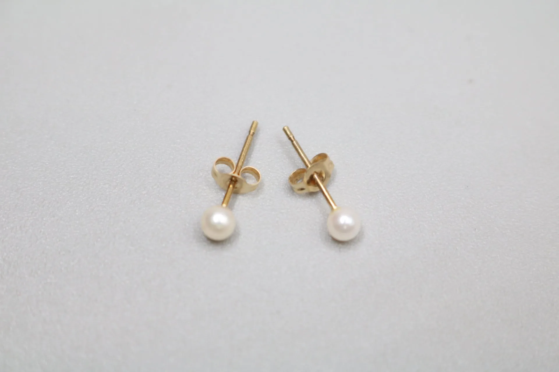 14K Yellow Gold Pearl Earrings (0.3 Grams)