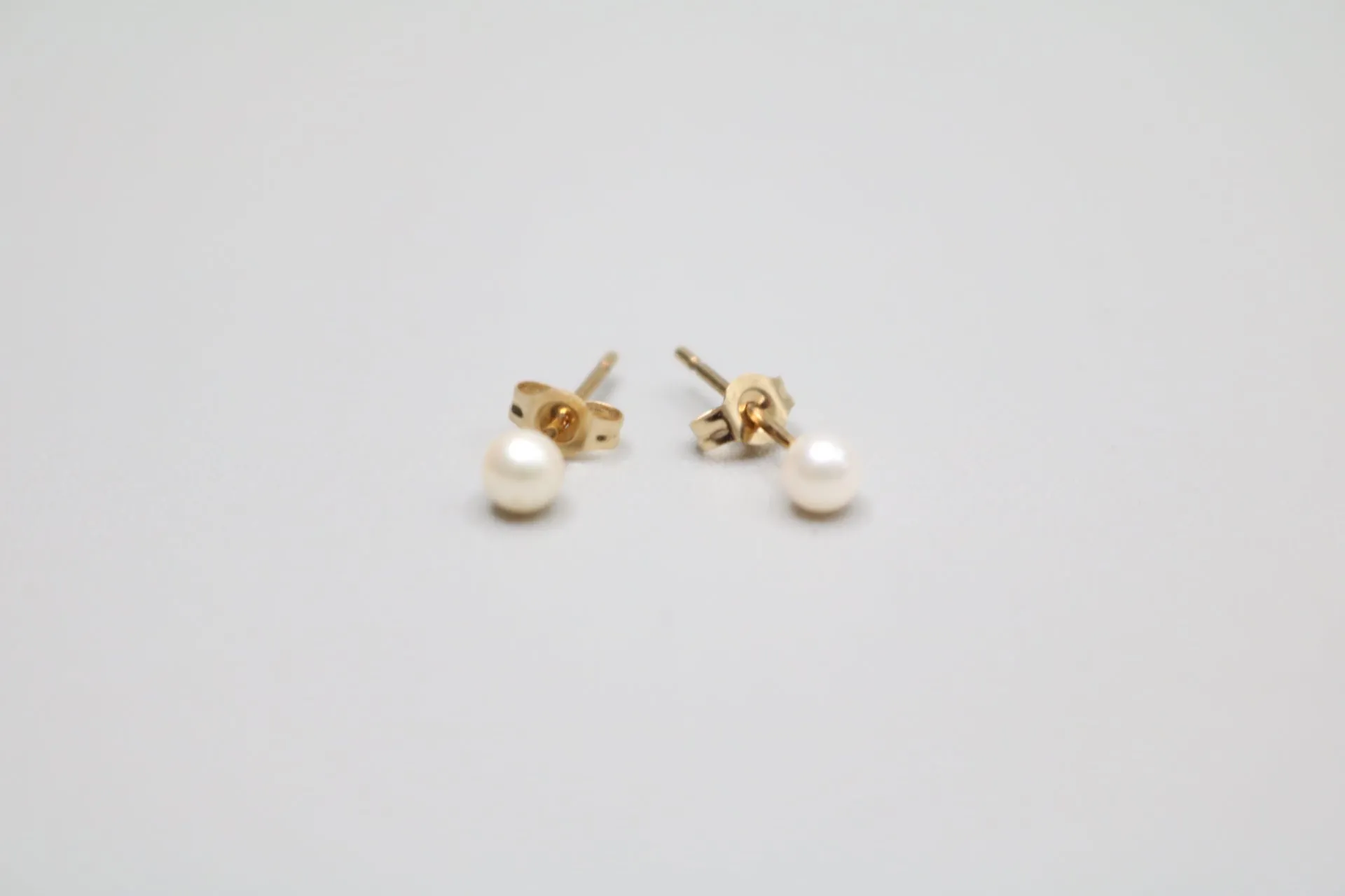 14K Yellow Gold Pearl Earrings (0.3 Grams)