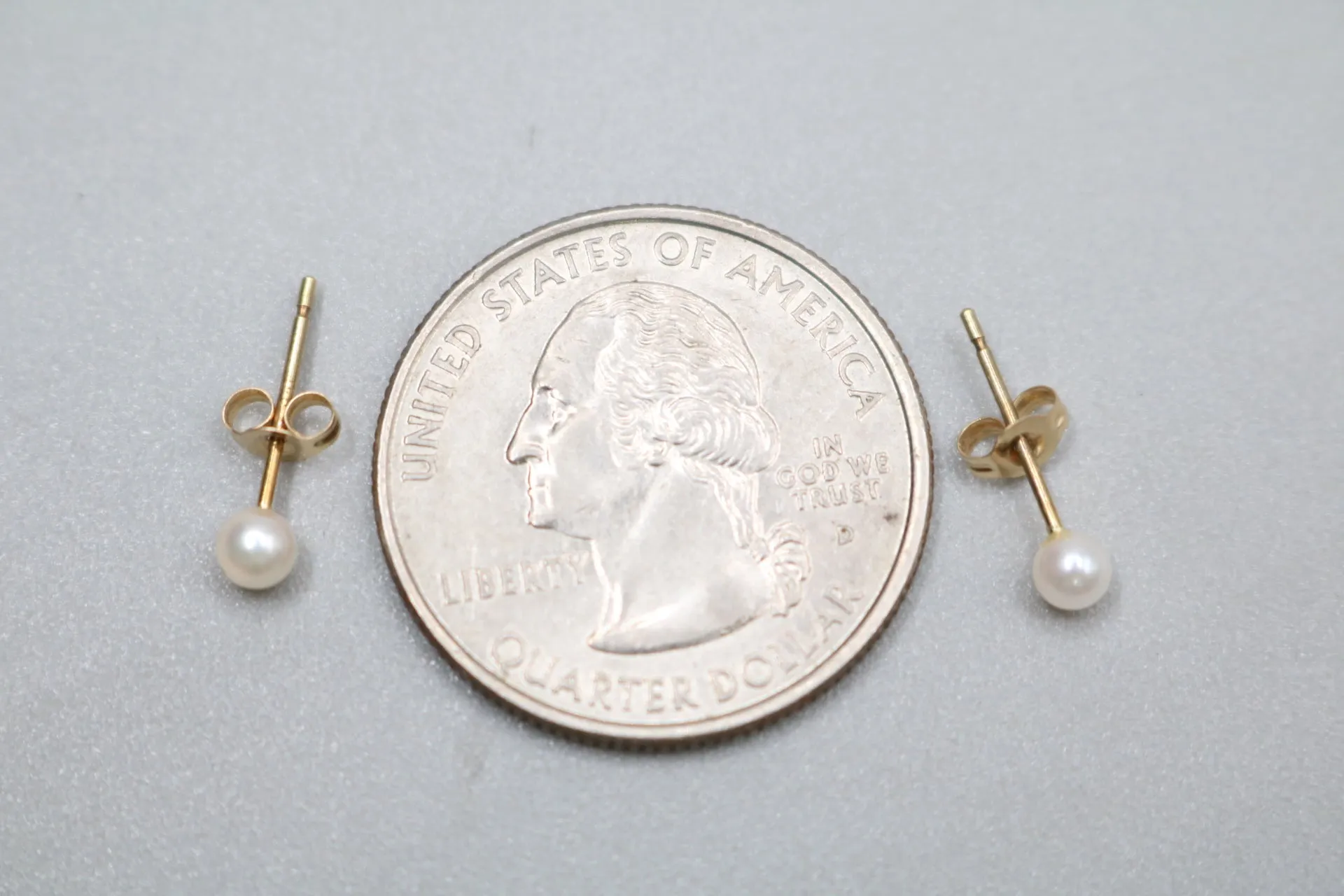14K Yellow Gold Pearl Earrings (0.3 Grams)