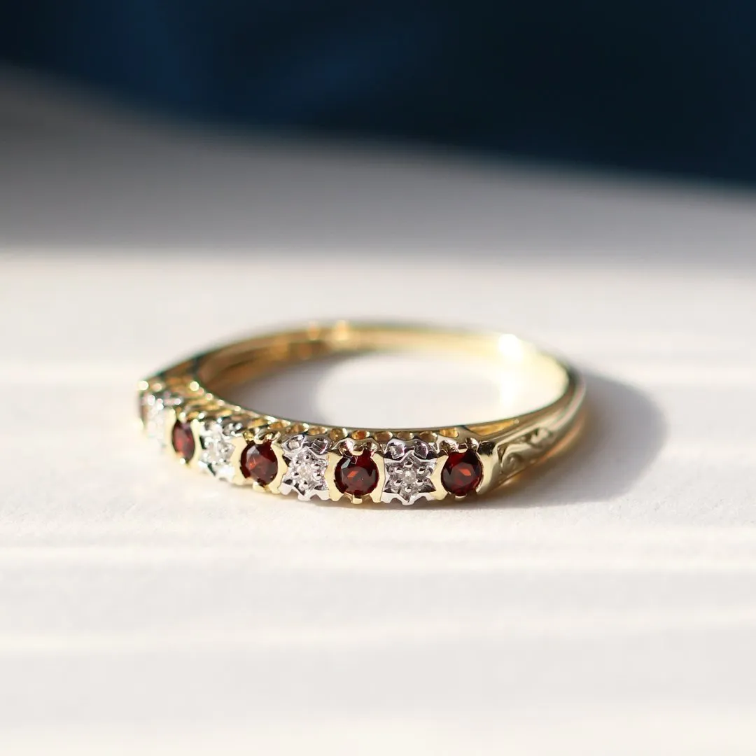 Granat & Diamant Halber Ewigkeitsring in 9ct Gelb Gold