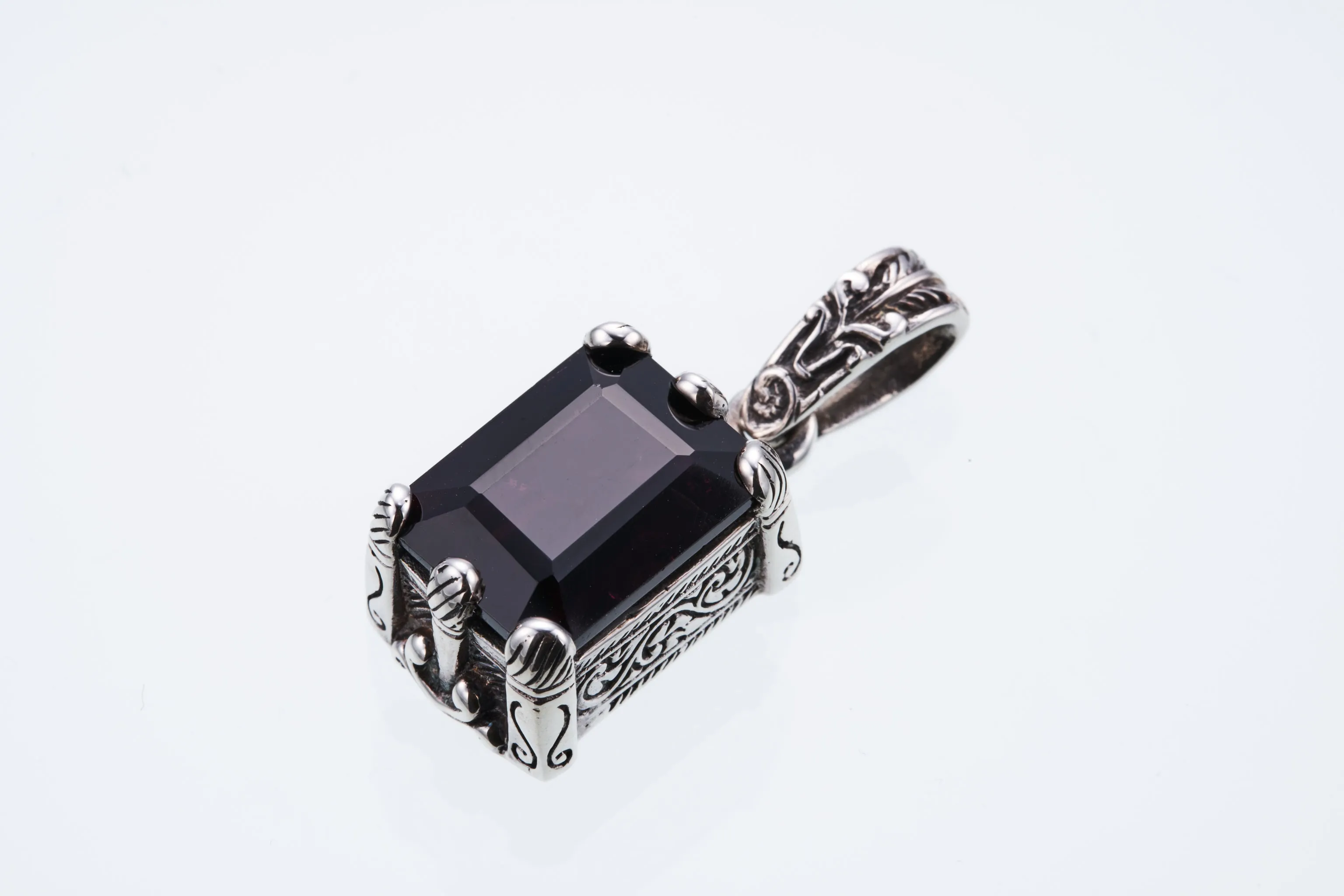 Islamic Pendant : L (Garnet)