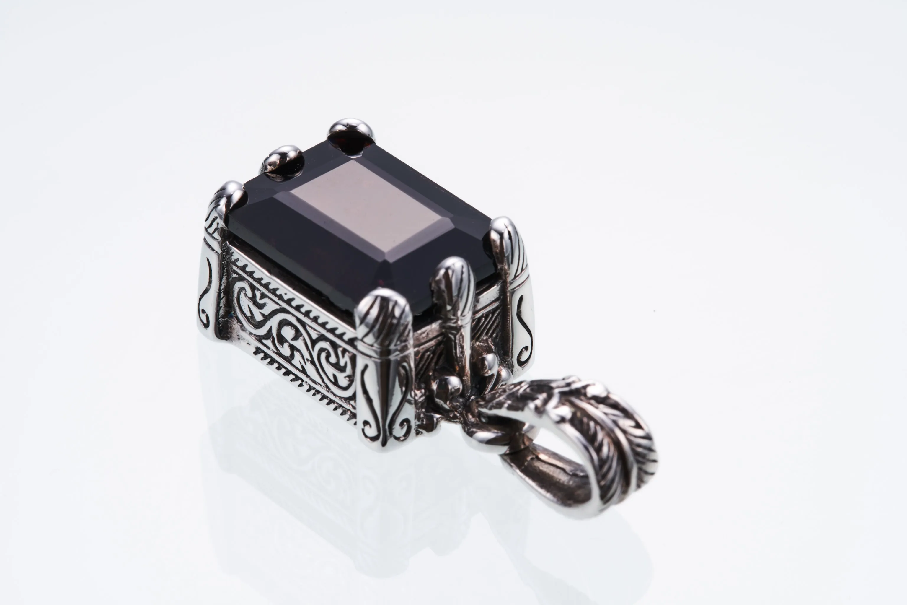 Islamic Pendant : L (Garnet)