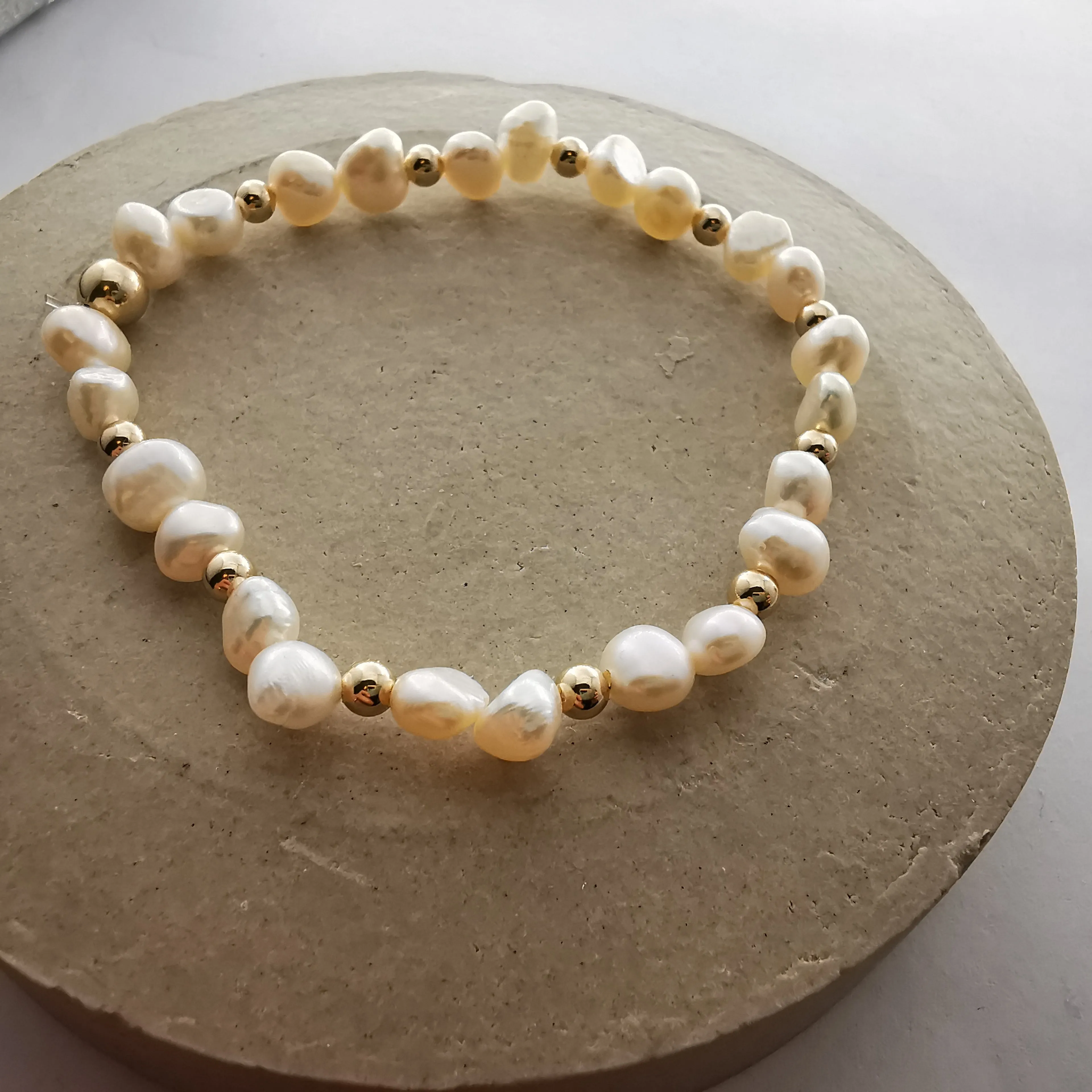 LUNA - Gold Bead Bracelet with Freshwater Pearl